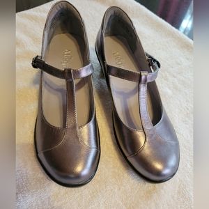 ALEGRIA t-strap silver Mary Jane shoes, women size 9. Like new.